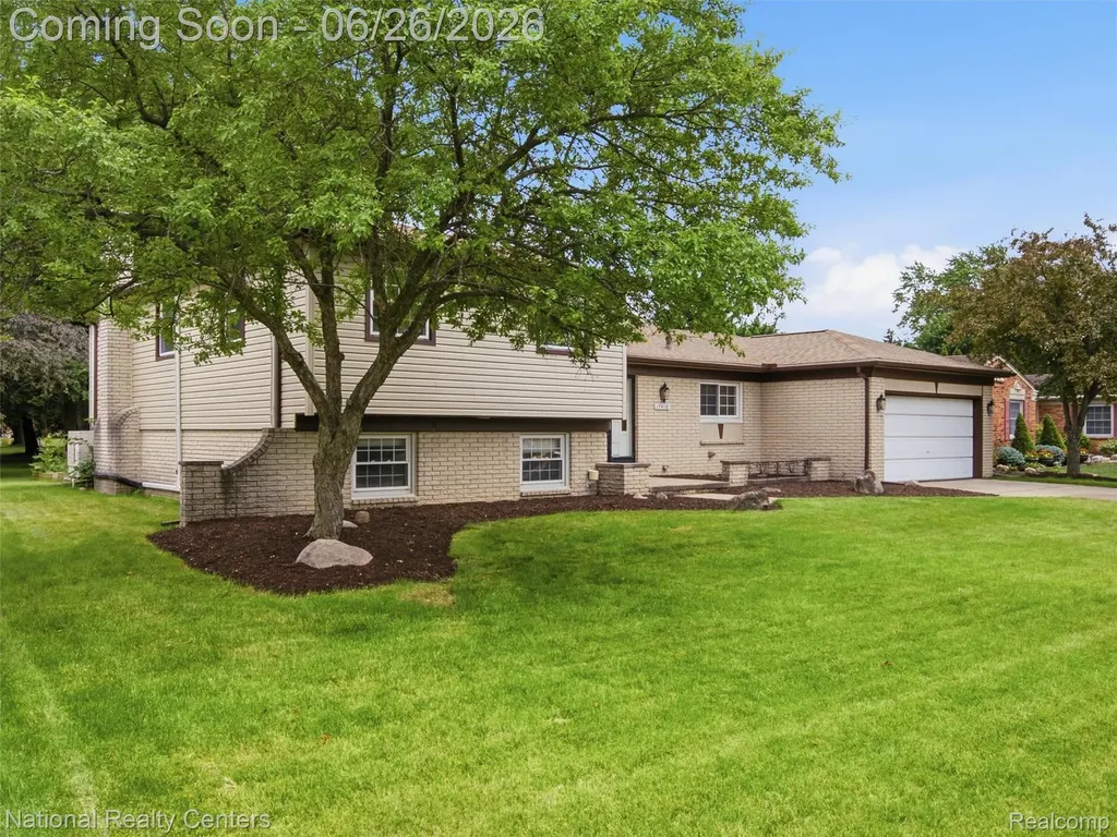 17418 Country Club Drive Livonia City MI 48152