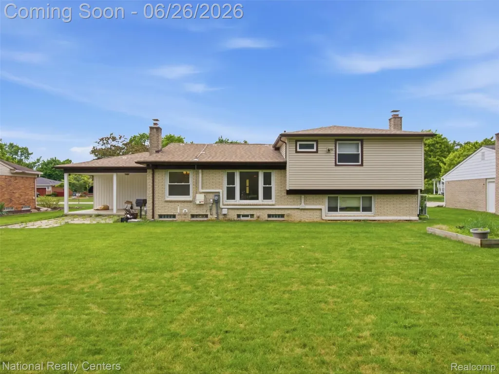 17418 Country Club Drive Livonia City MI 48152