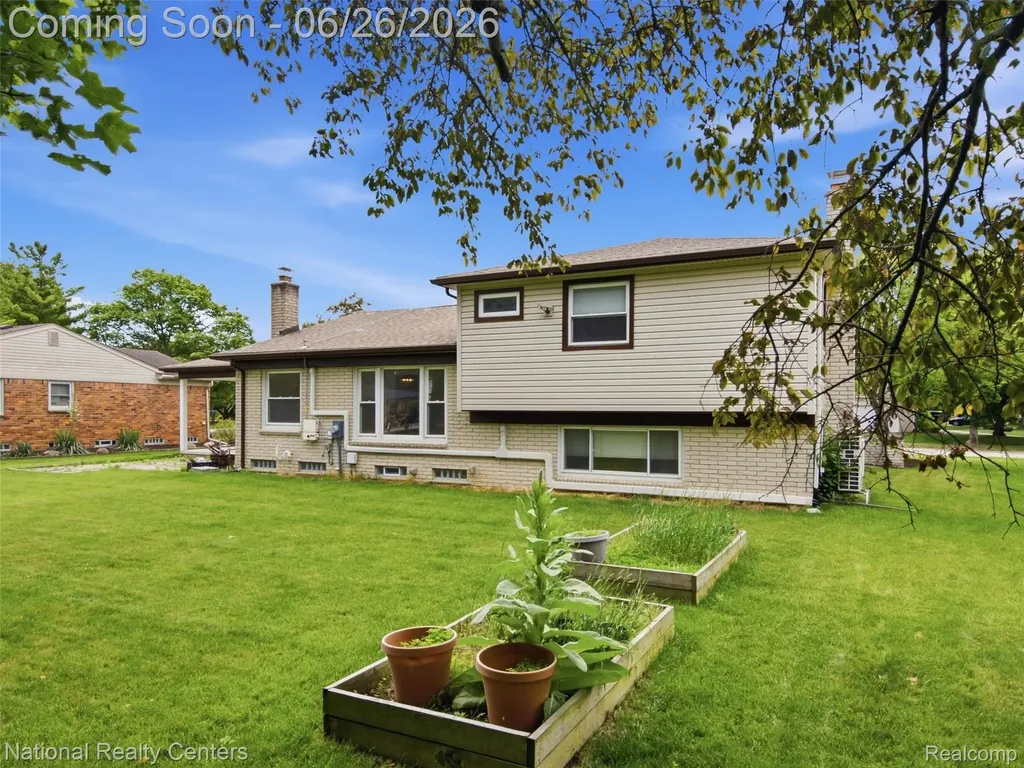 17418 Country Club Drive Livonia City MI 48152