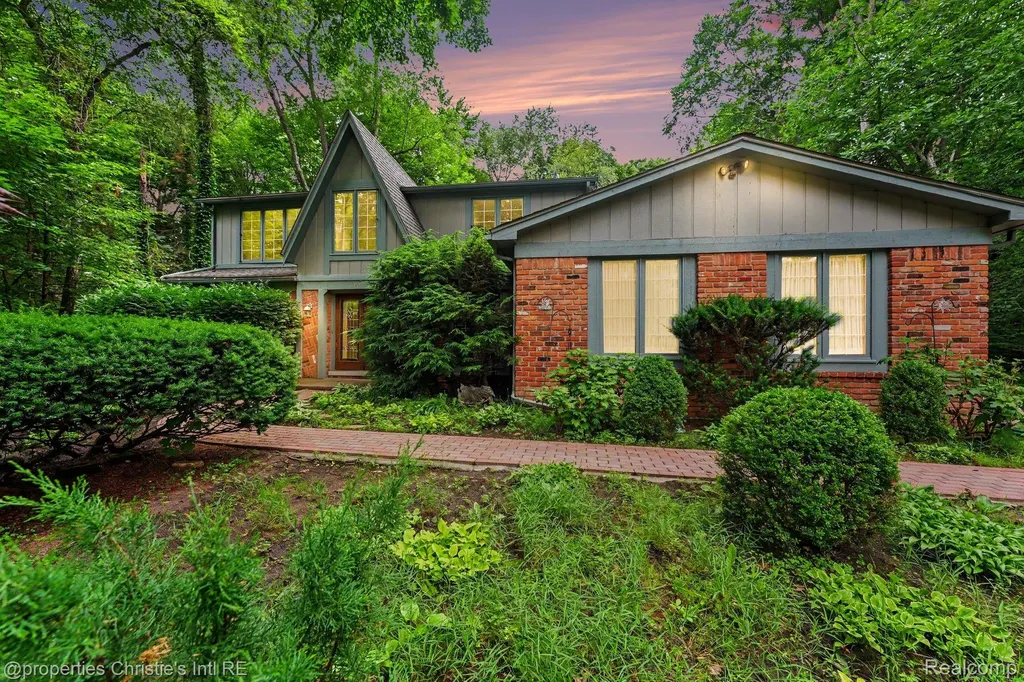 393 Eckford Circle Troy City MI 48085