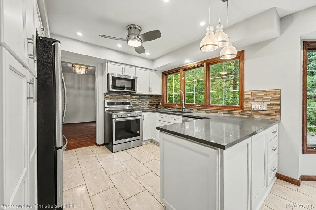 393 Eckford Circle Troy City MI 48085