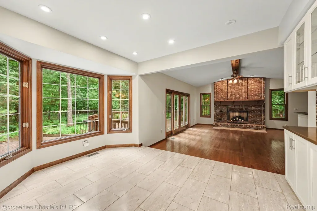 393 Eckford Circle Troy City MI 48085