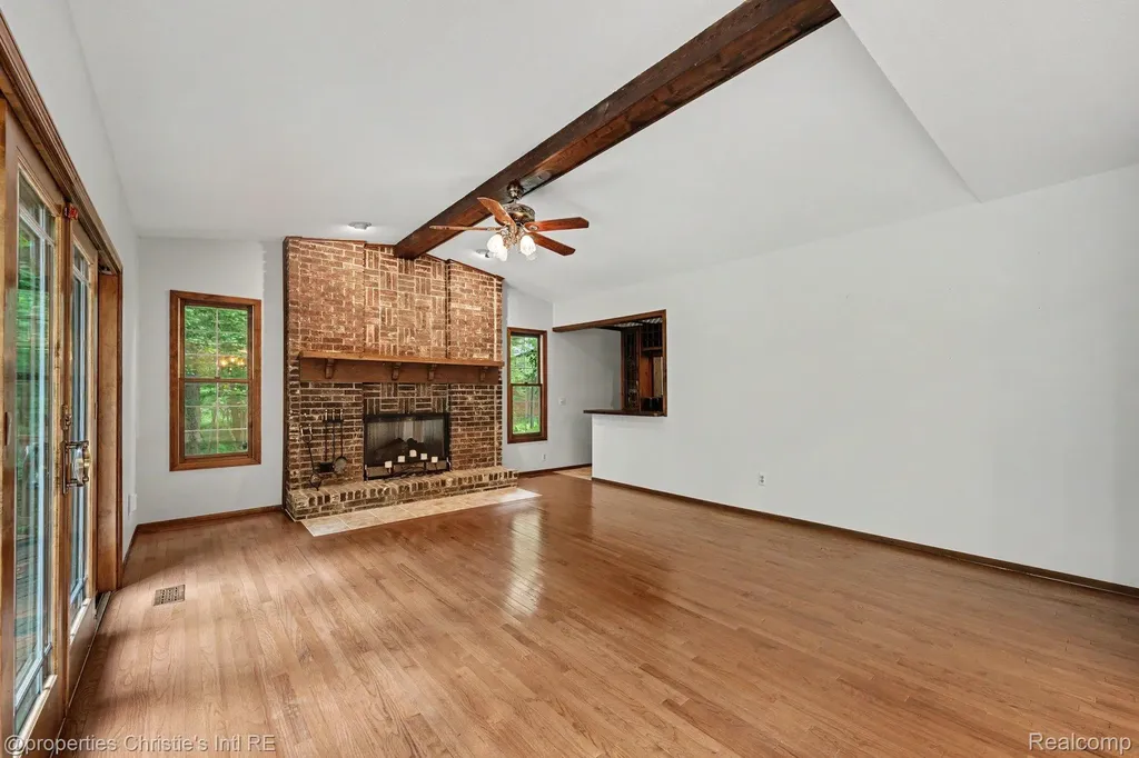393 Eckford Circle Troy City MI 48085