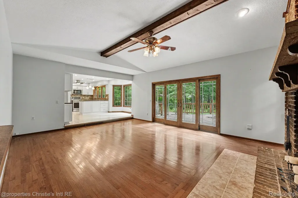393 Eckford Circle Troy City MI 48085
