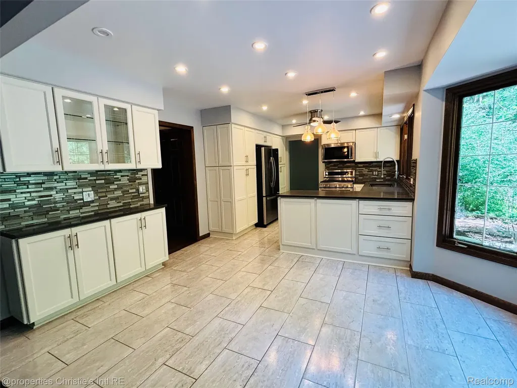 393 Eckford Circle Troy City MI 48085