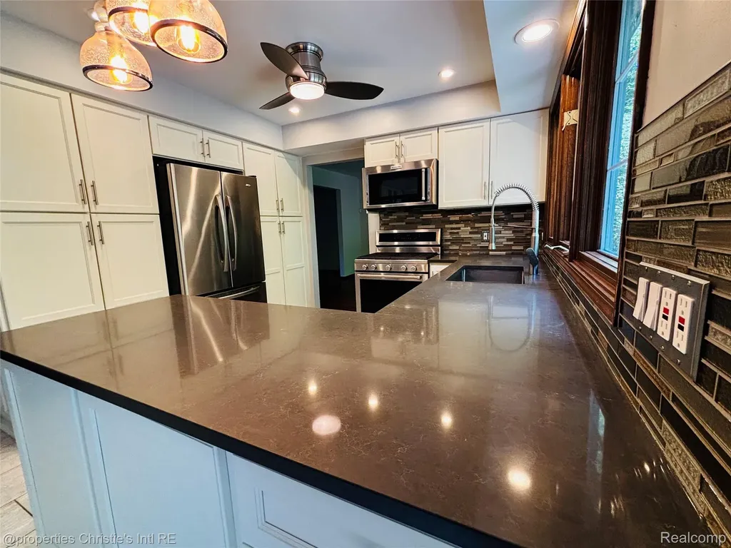 393 Eckford Circle Troy City MI 48085