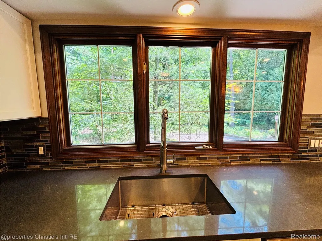 393 Eckford Circle Troy City MI 48085