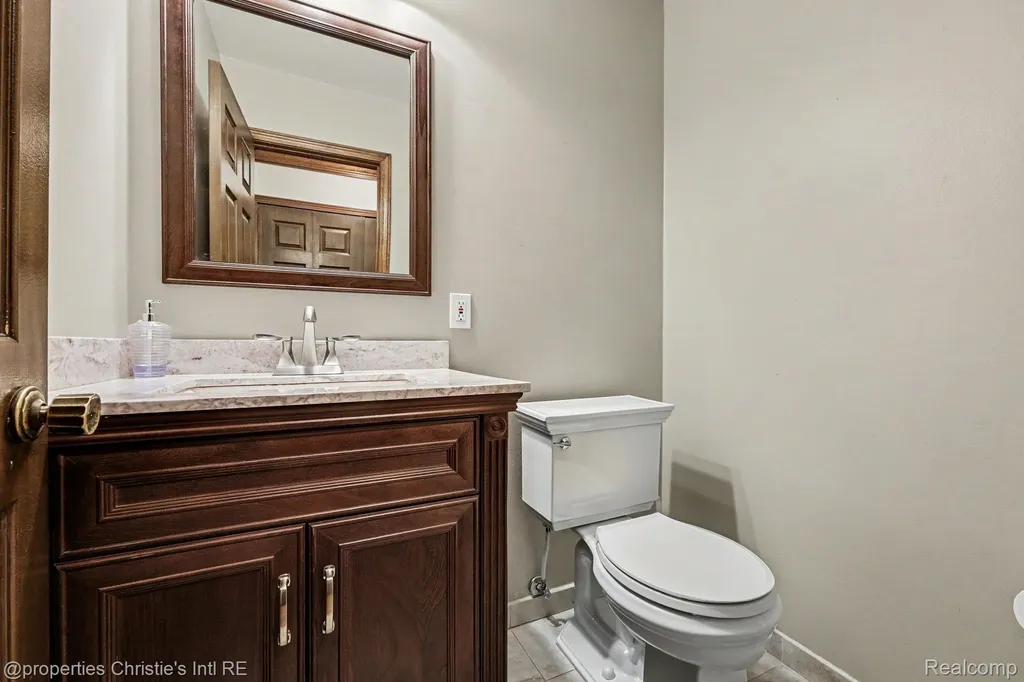 393 Eckford Circle Troy City MI 48085
