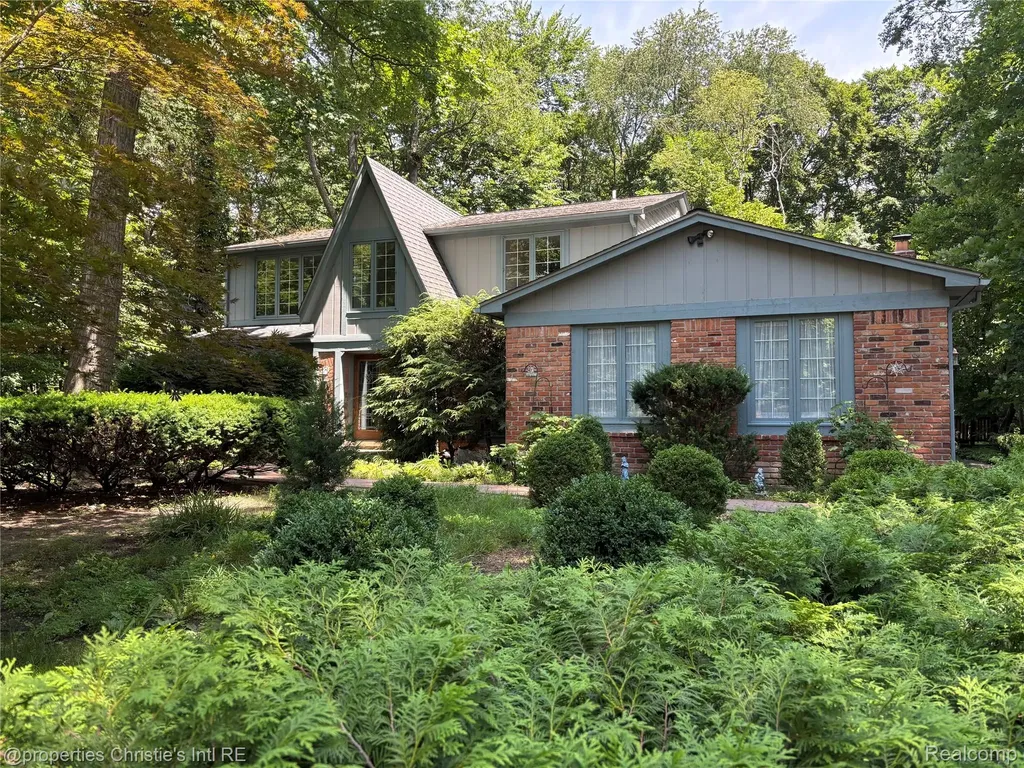 393 Eckford Circle Troy City MI 48085