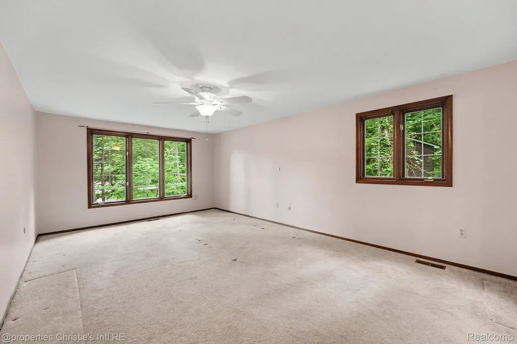 393 Eckford Circle Troy City MI 48085