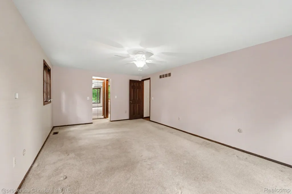 393 Eckford Circle Troy City MI 48085