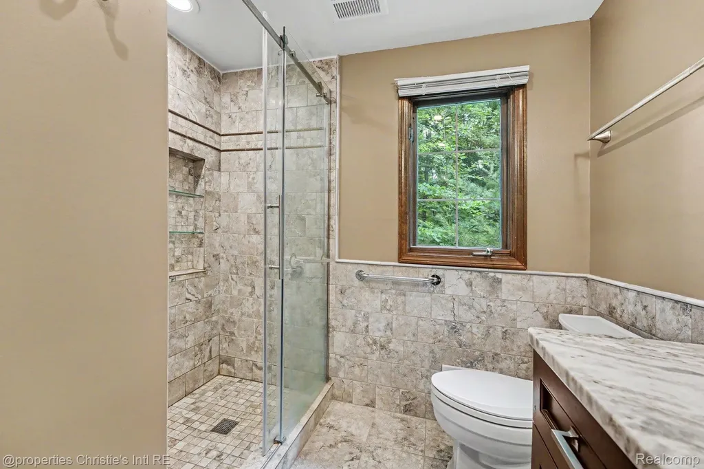 393 Eckford Circle Troy City MI 48085