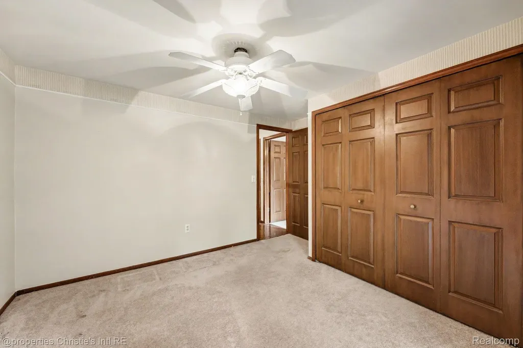 393 Eckford Circle Troy City MI 48085