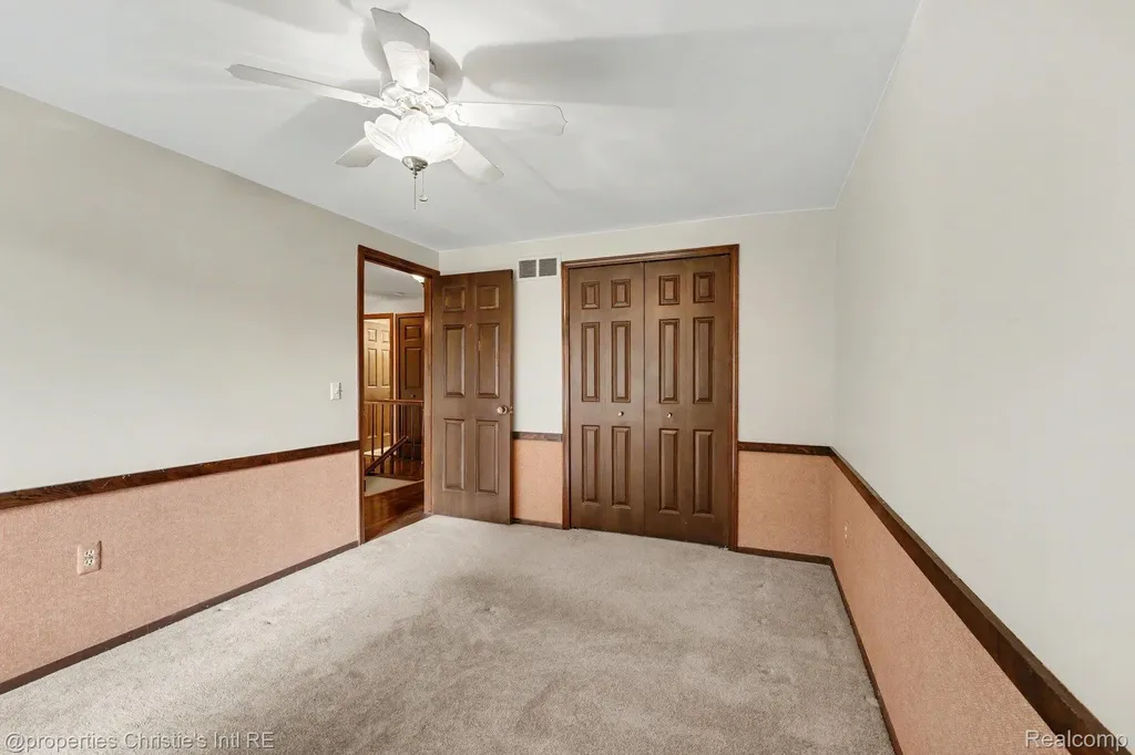 393 Eckford Circle Troy City MI 48085