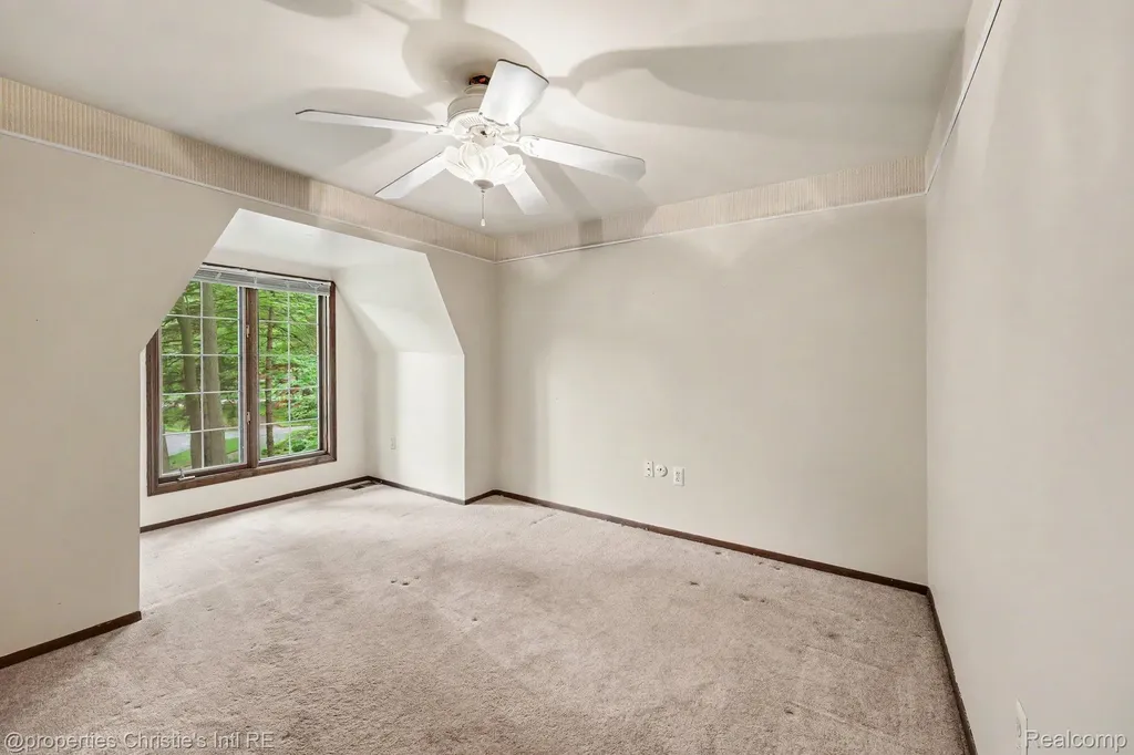 393 Eckford Circle Troy City MI 48085