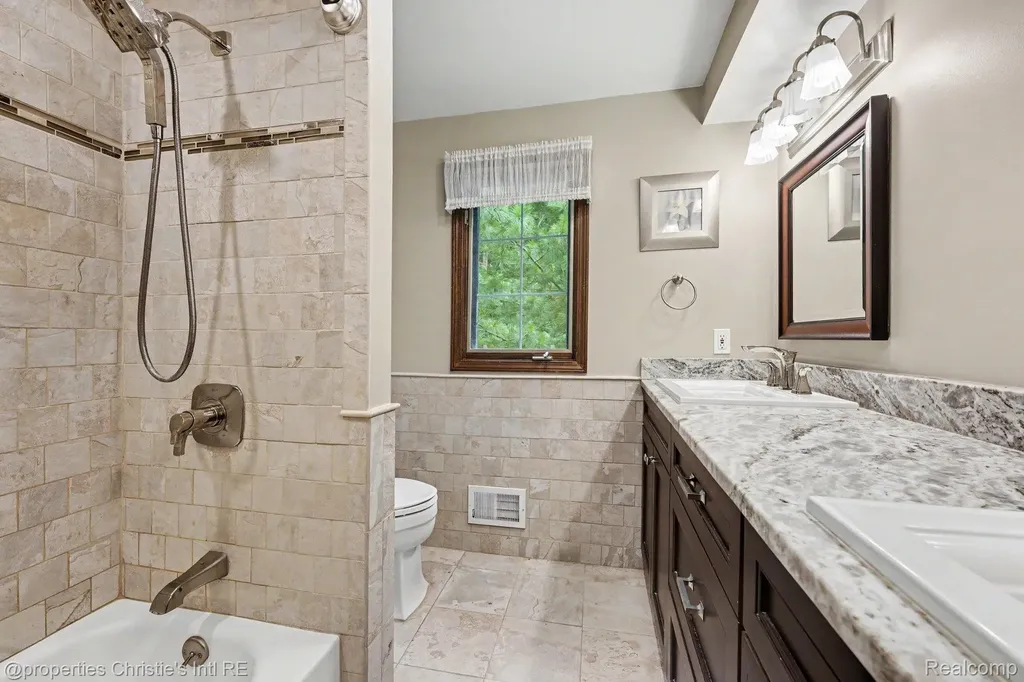 393 Eckford Circle Troy City MI 48085