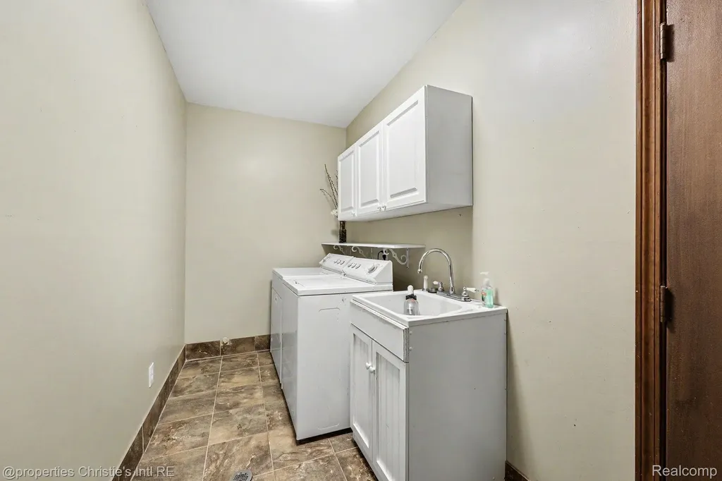 393 Eckford Circle Troy City MI 48085