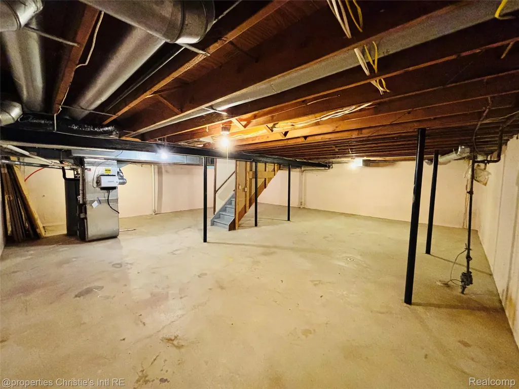 393 Eckford Circle Troy City MI 48085