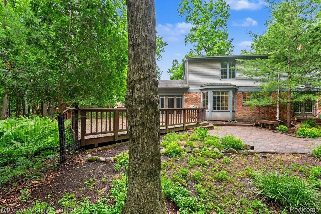 393 Eckford Circle Troy City MI 48085