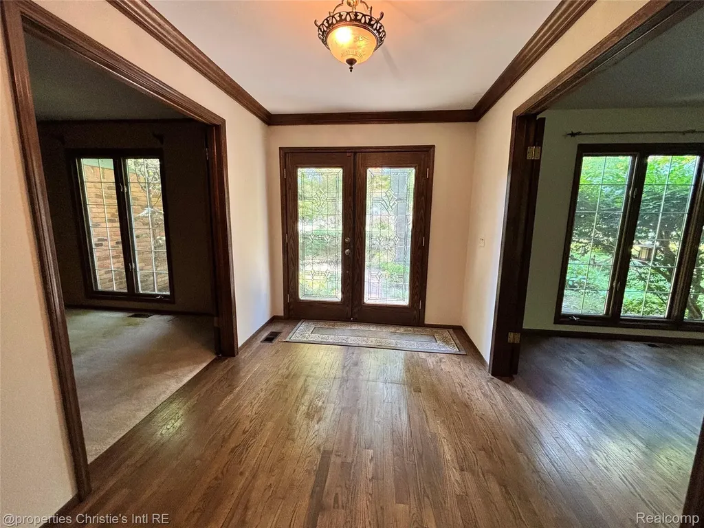 393 Eckford Circle Troy City MI 48085