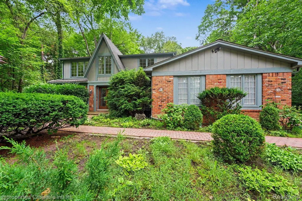 393 Eckford Circle Troy City MI 48085