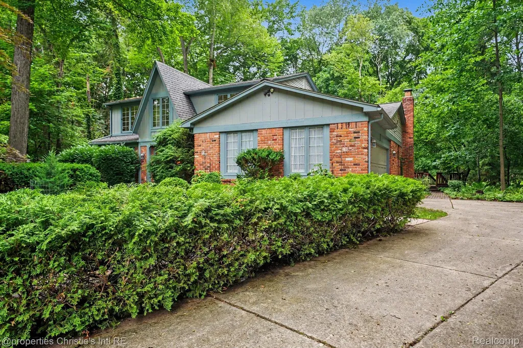 393 Eckford Circle Troy City MI 48085