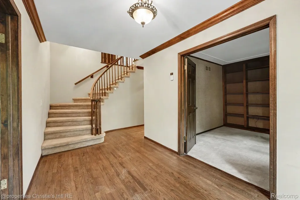 393 Eckford Circle Troy City MI 48085