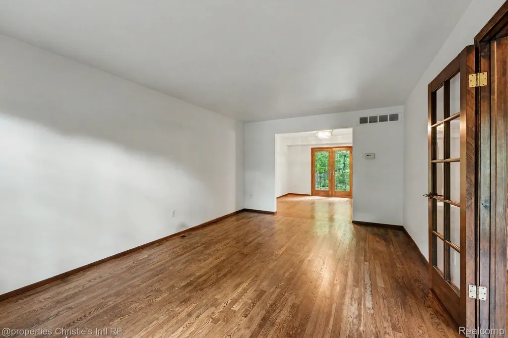 393 Eckford Circle Troy City MI 48085