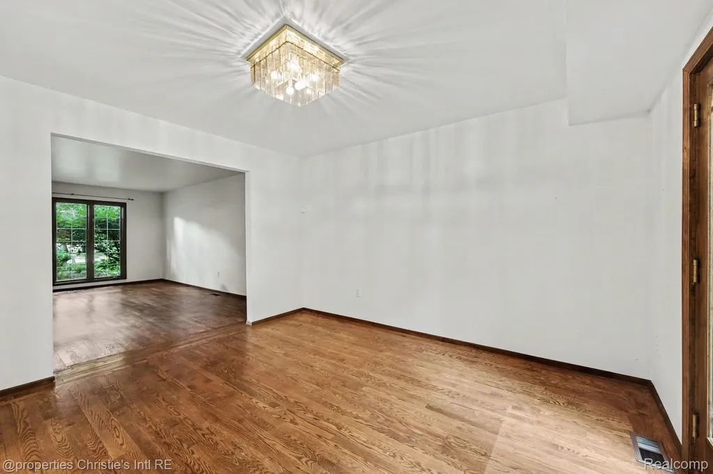 393 Eckford Circle Troy City MI 48085