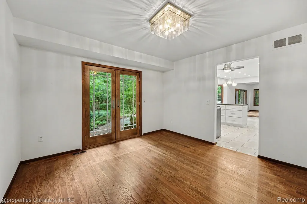 393 Eckford Circle Troy City MI 48085