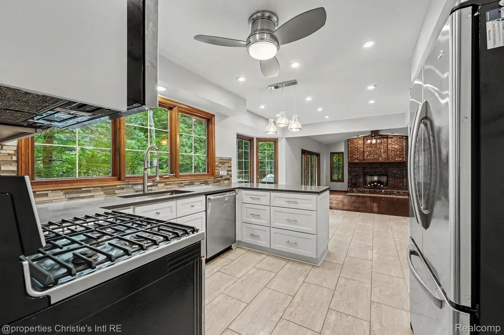 393 Eckford Circle Troy City MI 48085