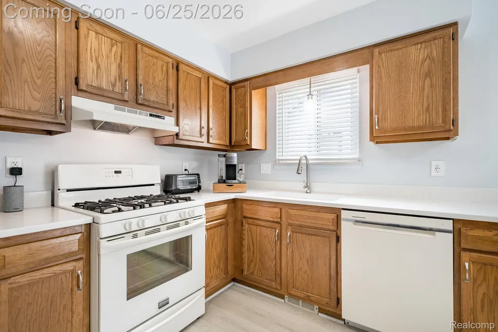 27860 Kaufman Street Roseville City MI 48066