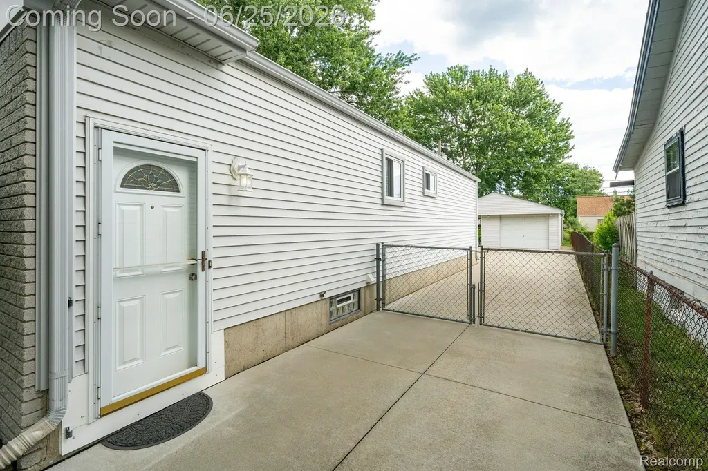 27860 Kaufman Street Roseville City MI 48066