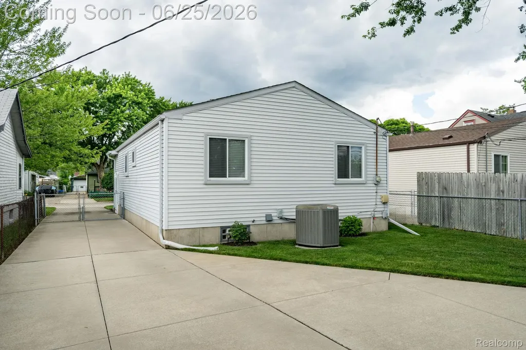 27860 Kaufman Street Roseville City MI 48066