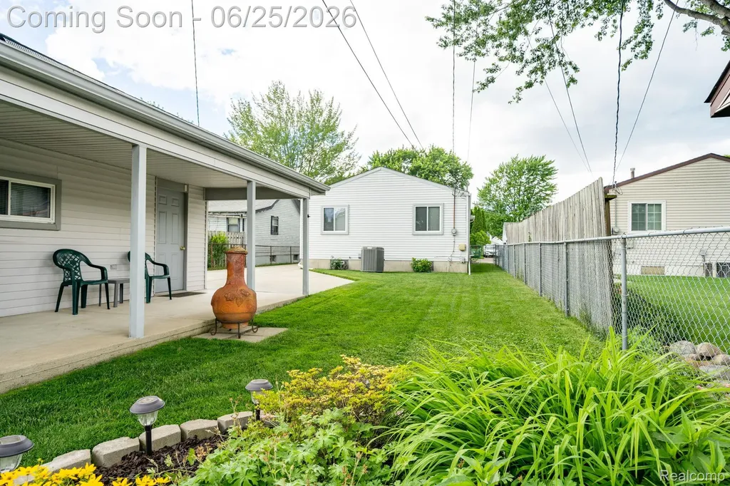 27860 Kaufman Street Roseville City MI 48066