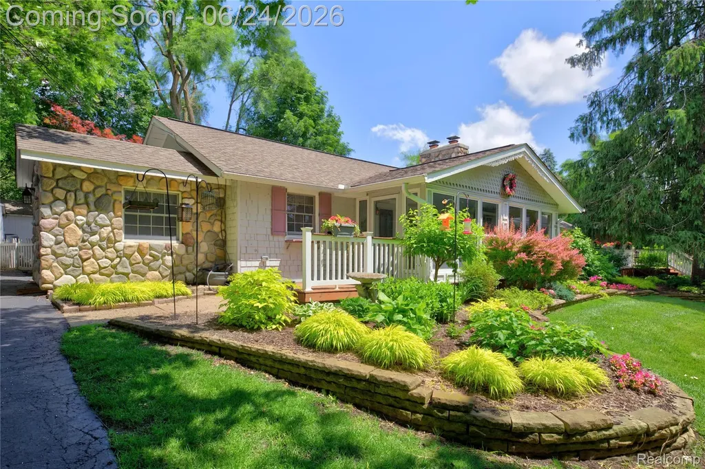 75 W Burdick Street Oxford Village MI 48371