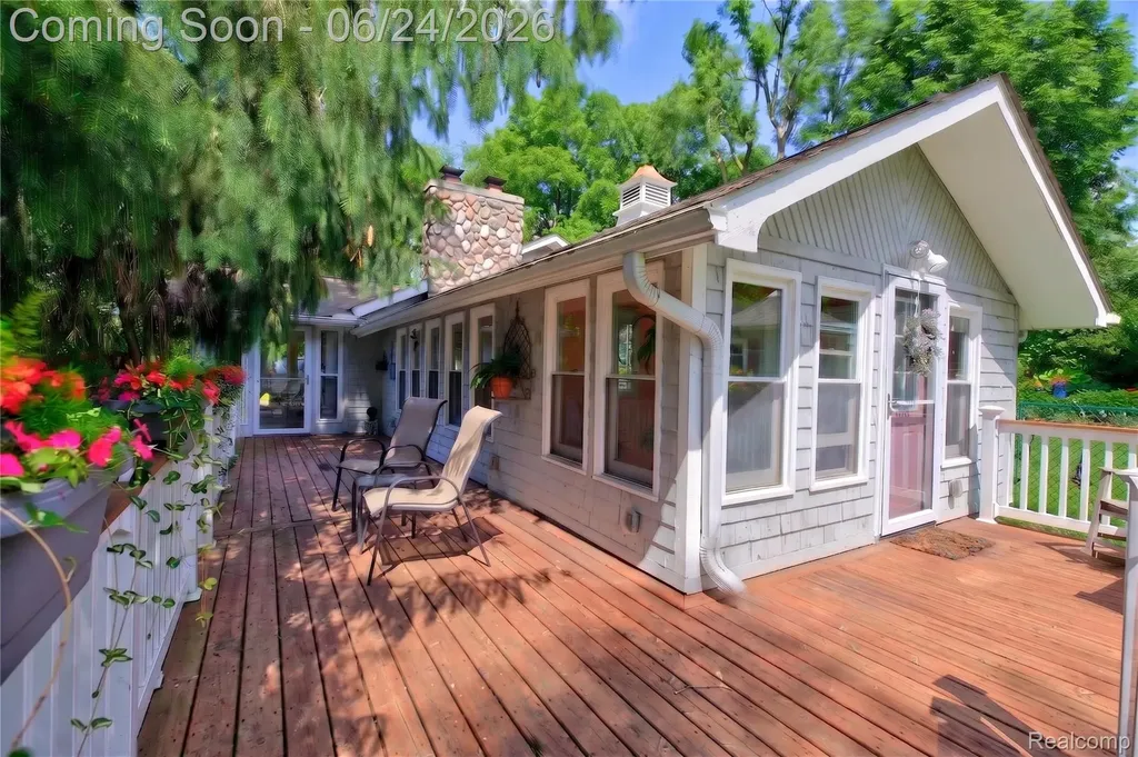75 W Burdick Street Oxford Village MI 48371
