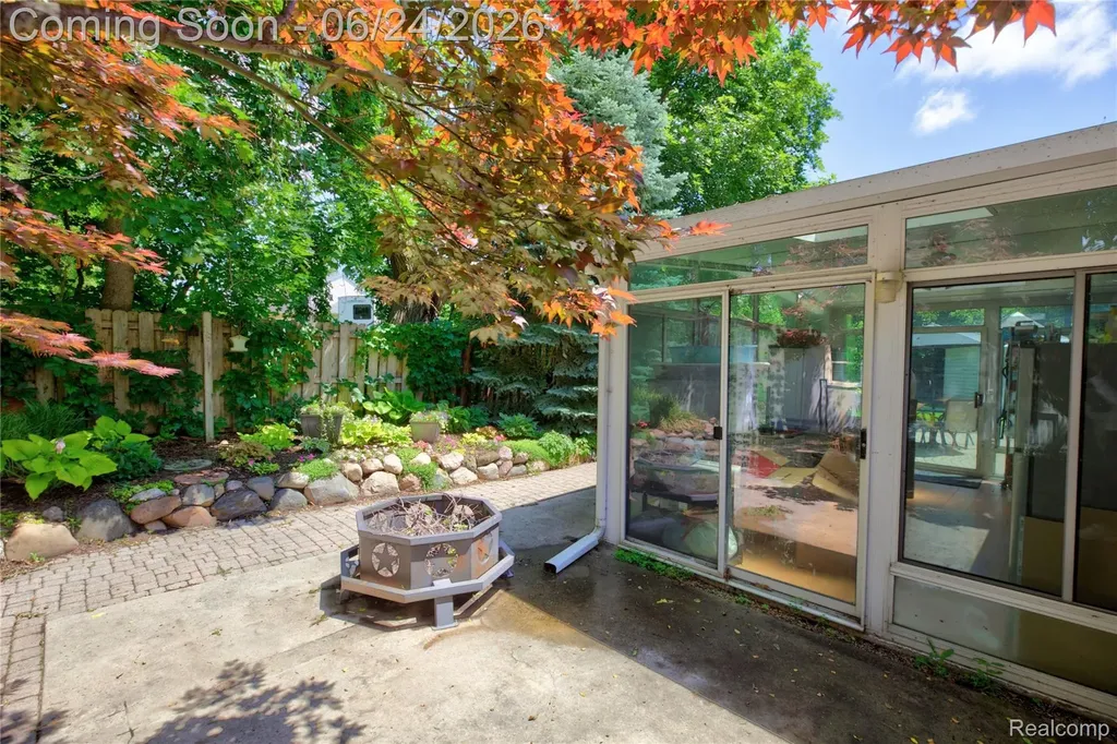 75 W Burdick Street Oxford Village MI 48371