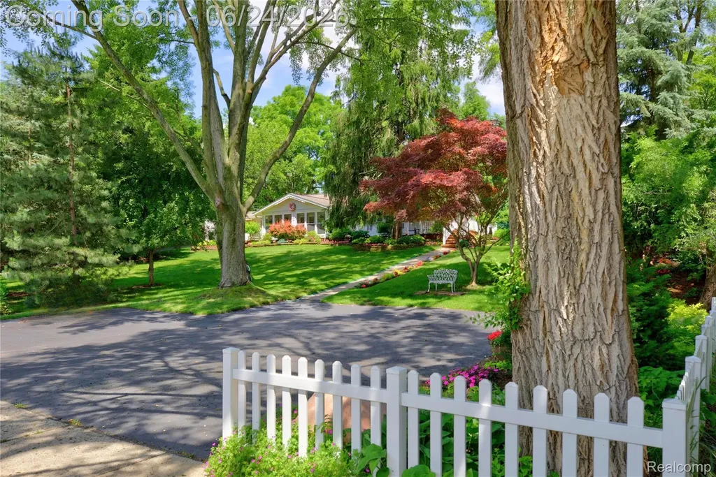 75 W Burdick Street Oxford Village MI 48371