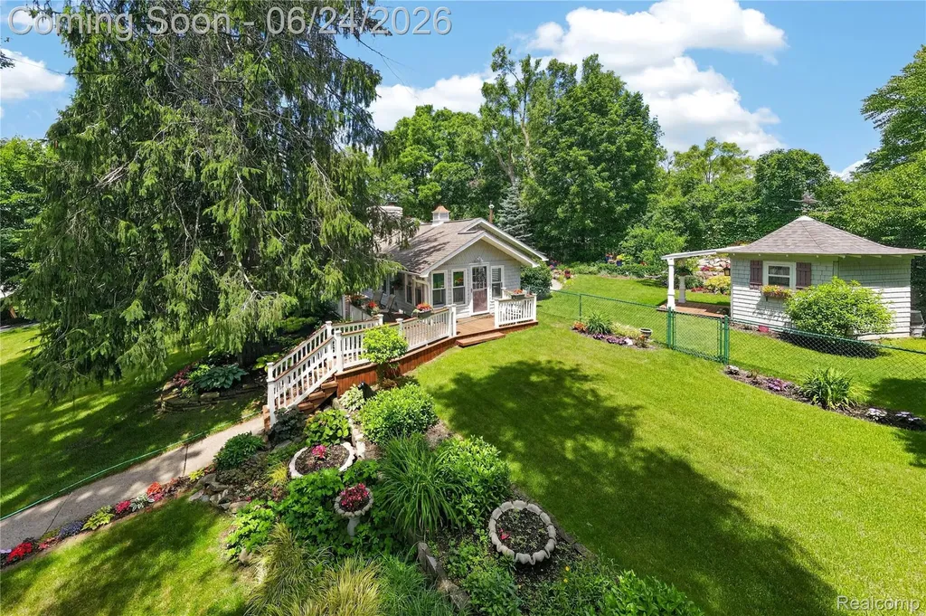 75 W Burdick Street Oxford Village MI 48371