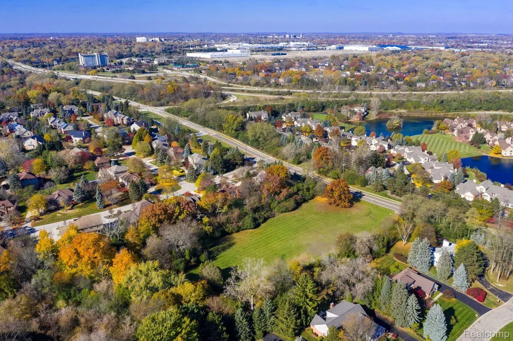 700 E Square Lake Road Bloomfield Charter Township MI 48304