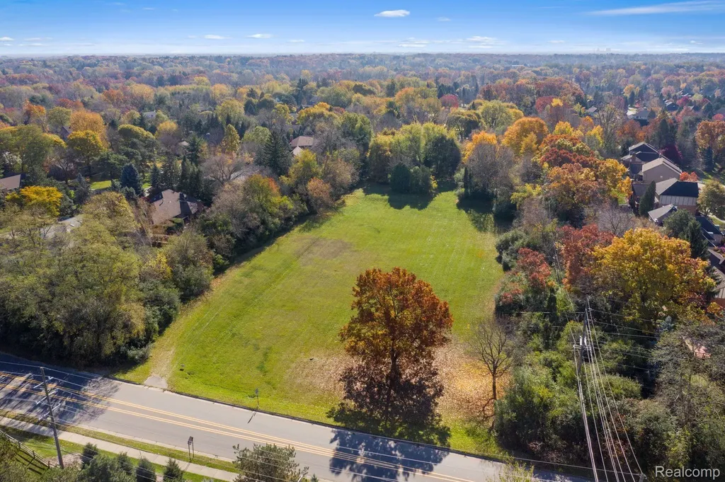 700 E Square Lake Road Bloomfield Charter Township MI 48304