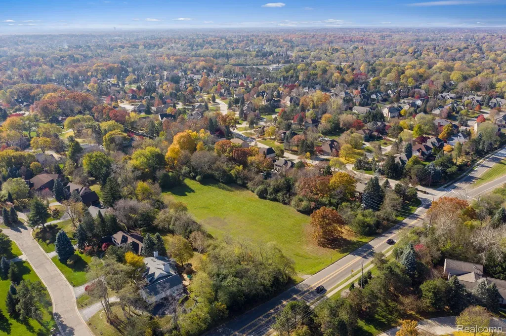 700 E Square Lake Road Bloomfield Charter Township MI 48304