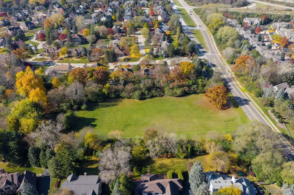 700 E Square Lake Road Bloomfield Charter Township MI 48304