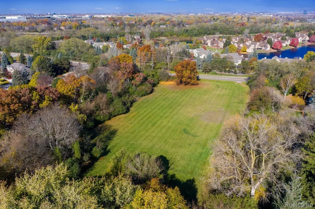 700 E Square Lake Road Bloomfield Charter Township MI 48304