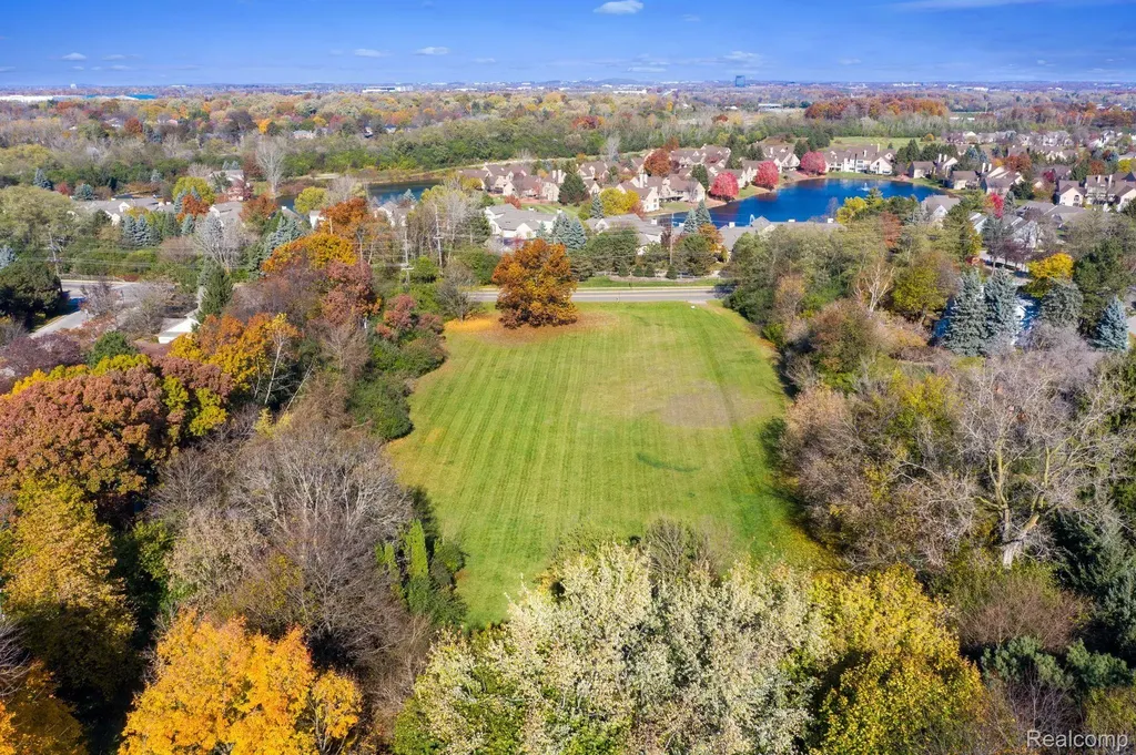 700 E Square Lake Road Bloomfield Charter Township MI 48304