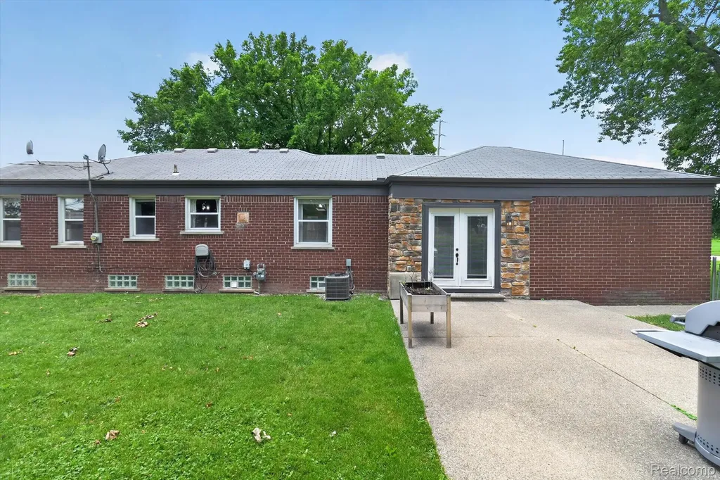1215 Goddard Street Wyandotte City MI 48192