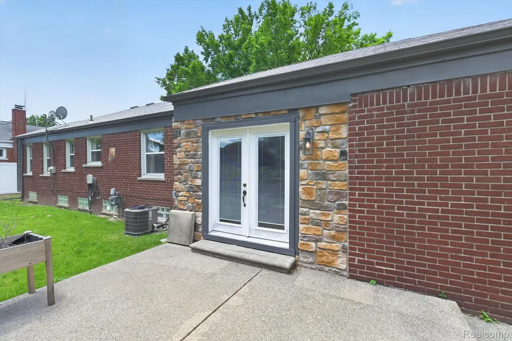 1215 Goddard Street Wyandotte City MI 48192