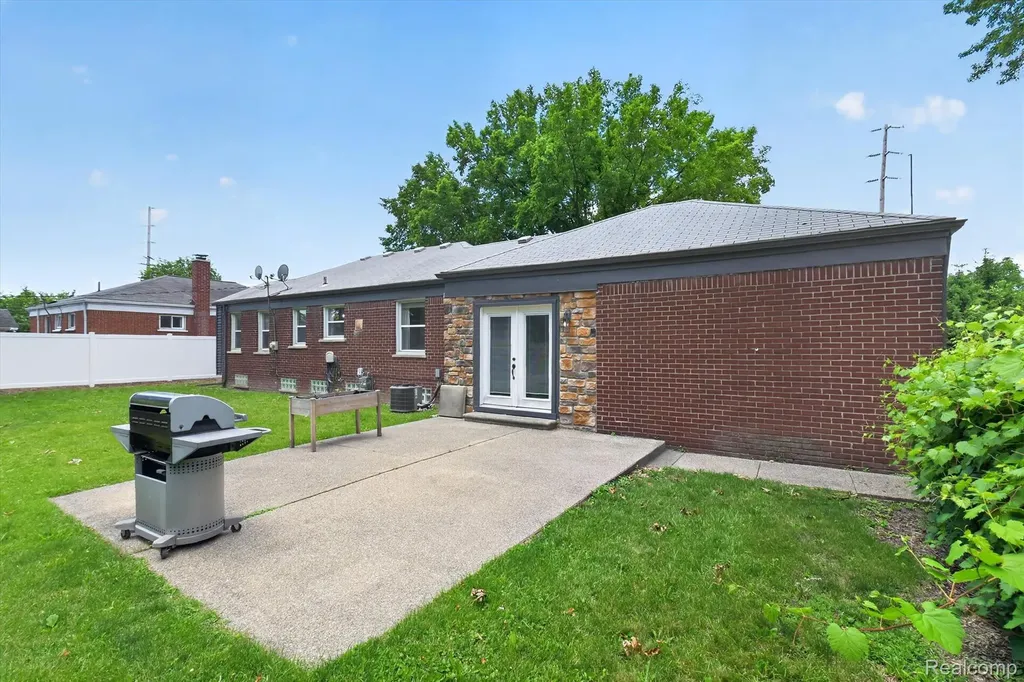 1215 Goddard Street Wyandotte City MI 48192