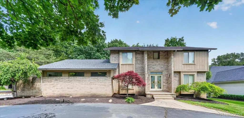 6153 Pickwood Drive West Bloomfield Charter Township MI 48322